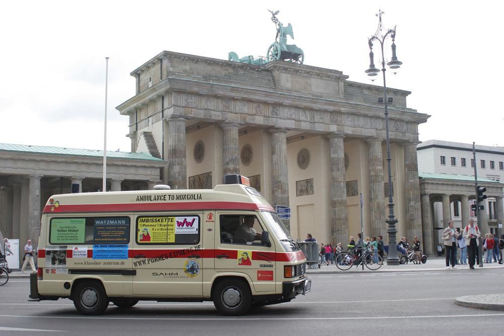 Die Pombulance vor dem Platz des 18. März